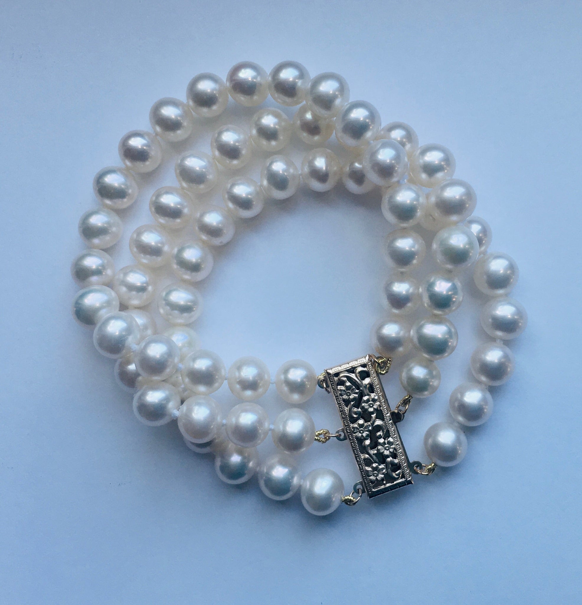 Bracelet - Triple Strand Shell Pearl with Vintage Clasp – Dames a la Mode